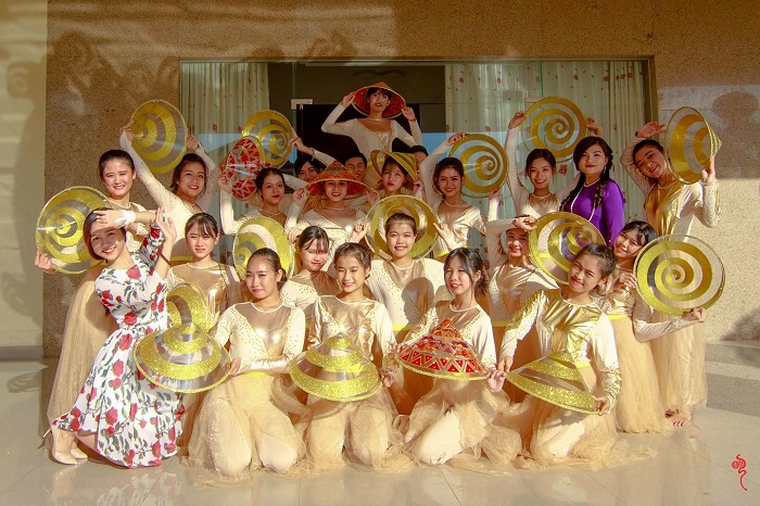 Hoai Nhi cho thue trang phuc bieu dien